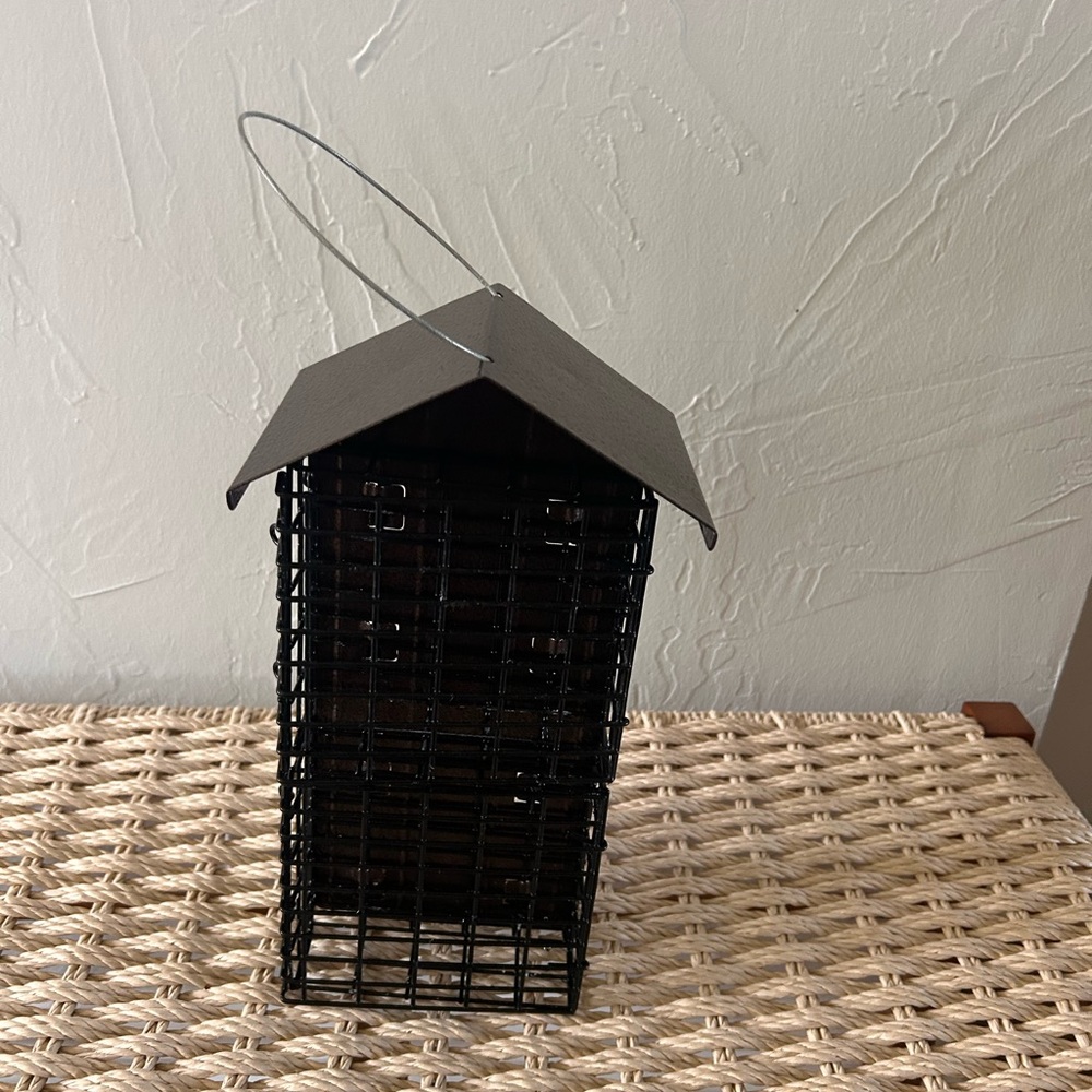 🐦‍⬛🐦‍⬛Black Metal Hanging Bird Feeder with oil rubbed bronze Roof
